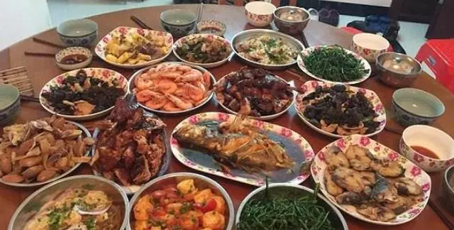 小姑子過生日,我挺著大肚子做了一桌好菜,老公回家後怒掀桌子!