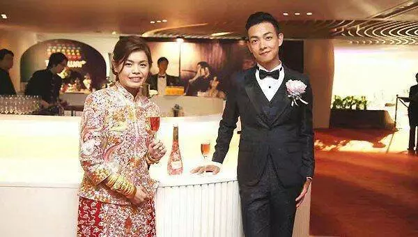 妻子不漂亮他卻寵了16年!曾是一線明星,為成名而改名
