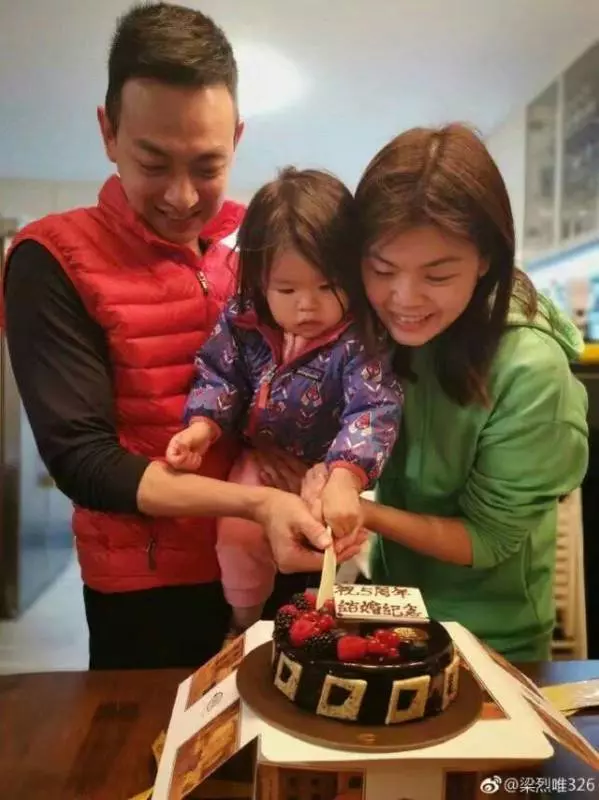 妻子不漂亮他卻寵了16年!曾是一線明星,為成名而改名