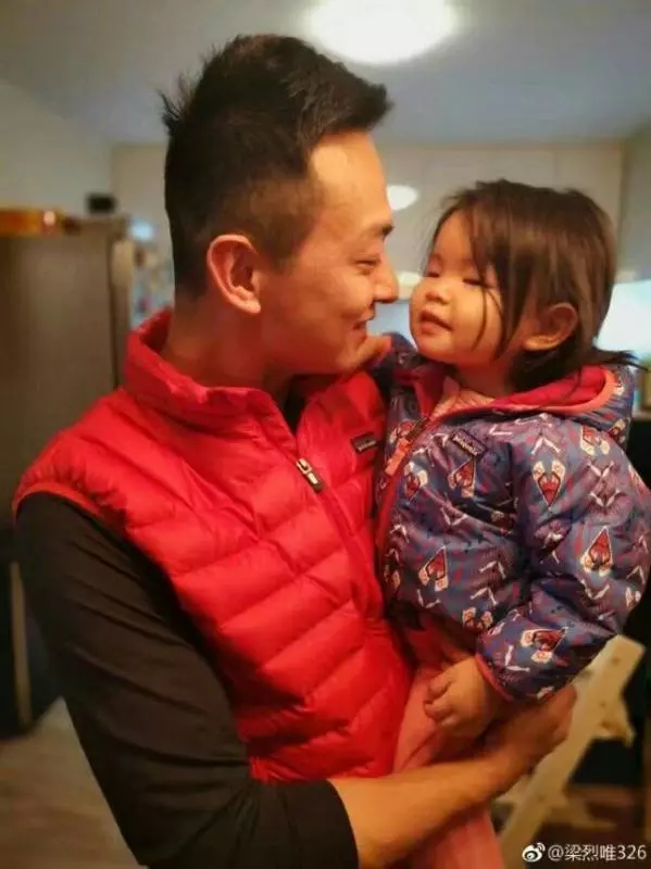妻子不漂亮他卻寵了16年!曾是一線明星,為成名而改名