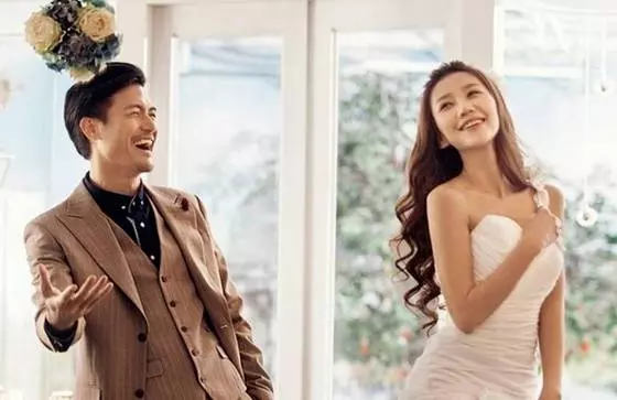 婚禮中途我去換禮服,後台聽到婆婆和丈夫的對話,我離開婚禮現場