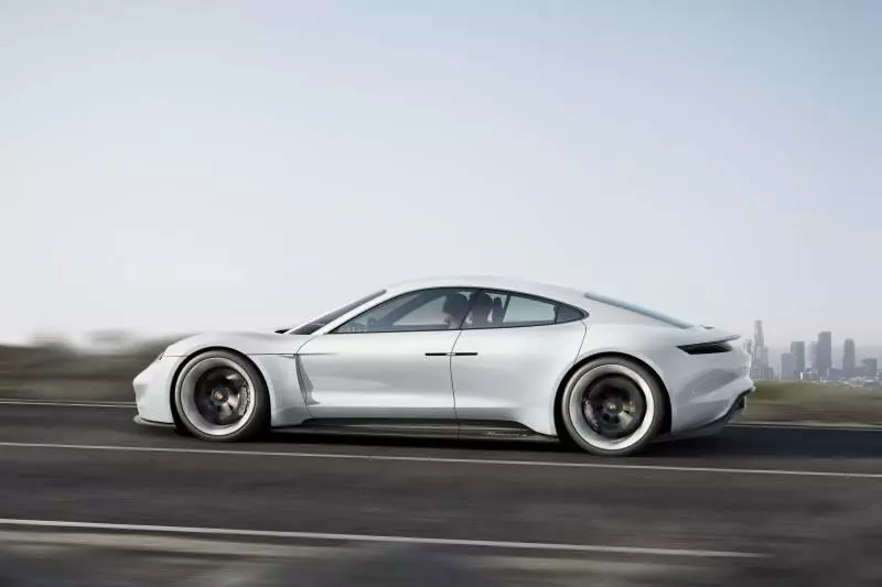特斯拉終結者?保時捷這台純電跑車3.5秒加速破百