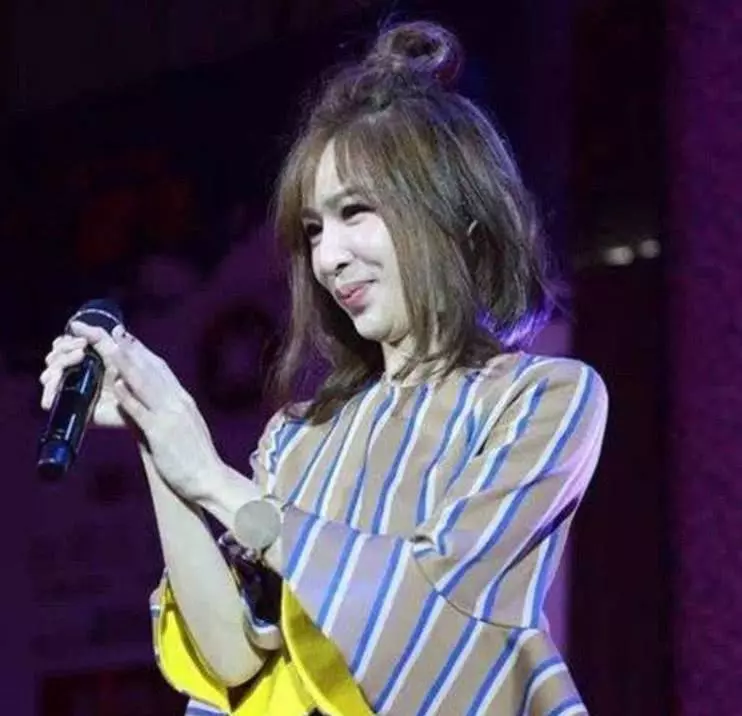 「甜蜜教主」王心凌曬近照,網友又認不出了:劉嘉玲和蔡明的結合體?