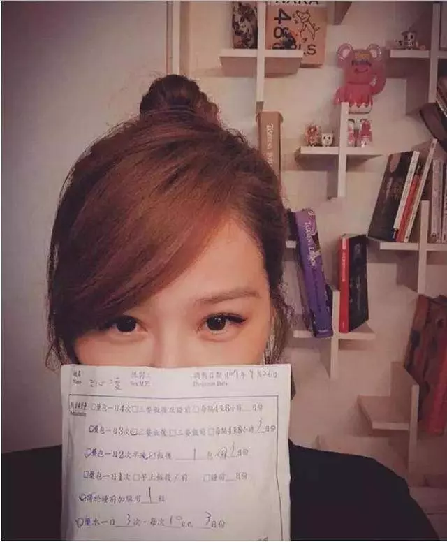 「甜蜜教主」王心凌曬近照,網友又認不出了:劉嘉玲和蔡明的結合體?
