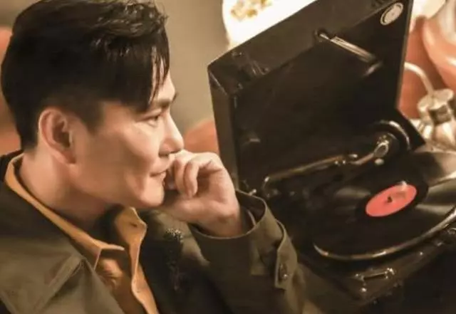 他是知名歌手也是億萬富豪,如今52歲仍單身一人,理由卻很狗血