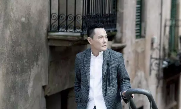 他是知名歌手也是億萬富豪,如今52歲仍單身一人,理由卻很狗血