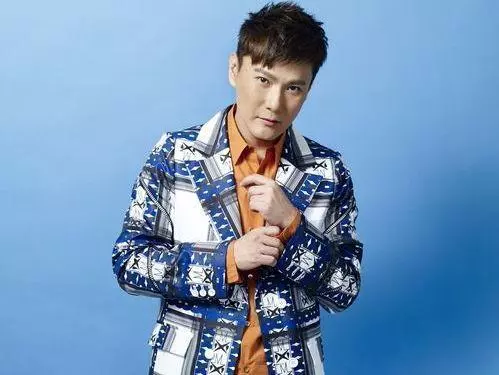 他是知名歌手也是億萬富豪,如今52歲仍單身一人,理由卻很狗血