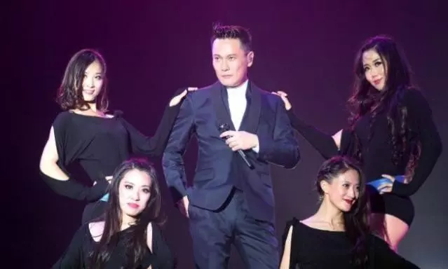 他是知名歌手也是億萬富豪,如今52歲仍單身一人,理由卻很狗血