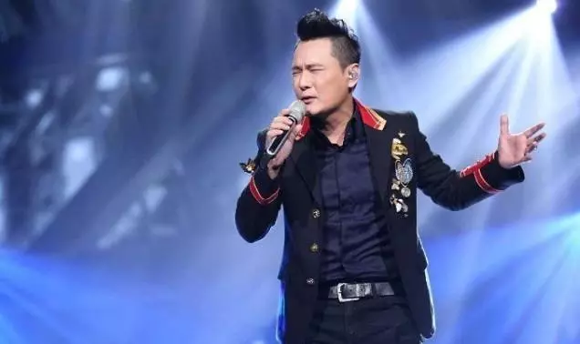 他是知名歌手也是億萬富豪,如今52歲仍單身一人,理由卻很狗血