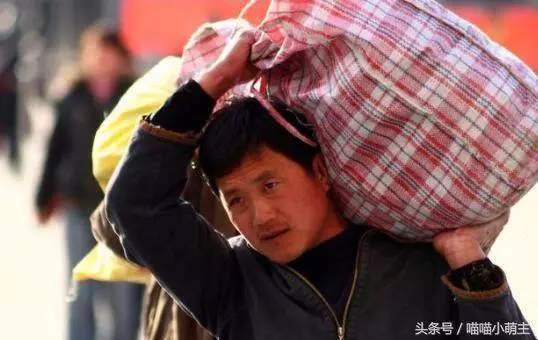 母親去投奔兒女,兒子閉門不見,女兒歡笑迎接,一個月後驚喜來了