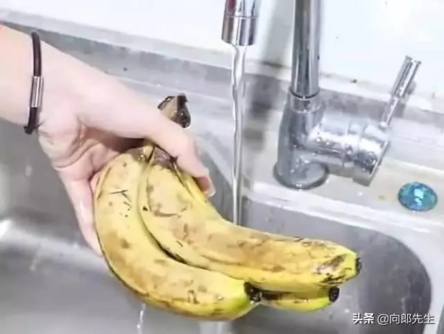 香蕉用水沖一衝,真的厲害,吃了30多年還不知道,學到了