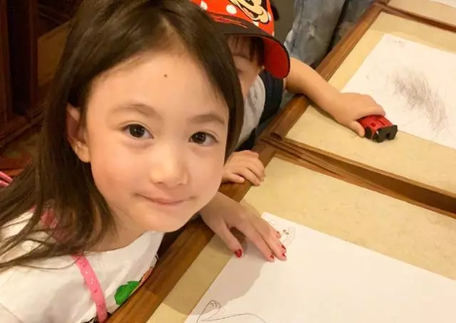 李小鵬女兒奧莉近照曝光,粉絲:真是越來越有明星范兒