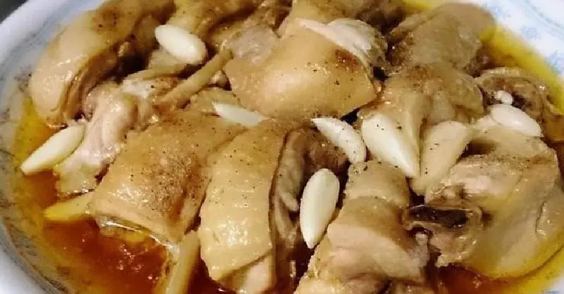 電鍋版清蒸蒜頭雞,做法簡單,湯汁淋到米飯上超入味,上桌就搶光!