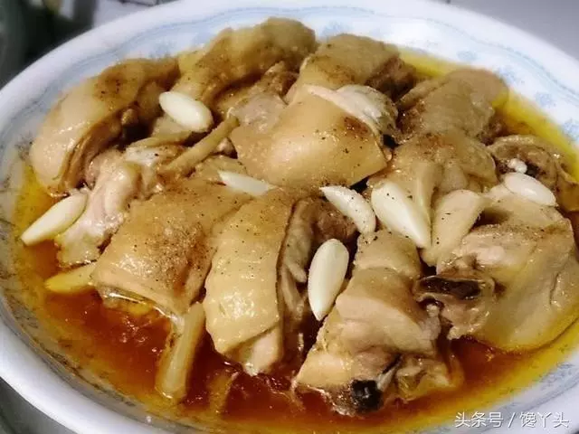電鍋版清蒸蒜頭雞,做法簡單,湯汁淋到米飯上超入味,上桌就搶光!