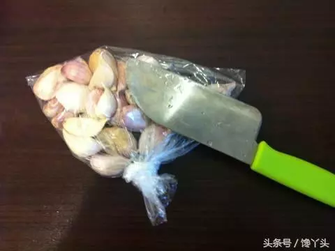 電鍋版清蒸蒜頭雞,做法簡單,湯汁淋到米飯上超入味,上桌就搶光!