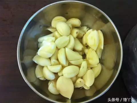 電鍋版清蒸蒜頭雞,做法簡單,湯汁淋到米飯上超入味,上桌就搶光!