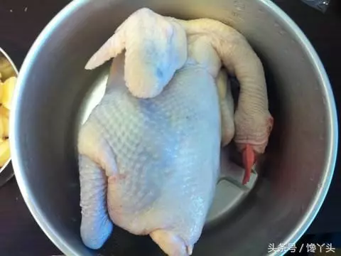 電鍋版清蒸蒜頭雞,做法簡單,湯汁淋到米飯上超入味,上桌就搶光!