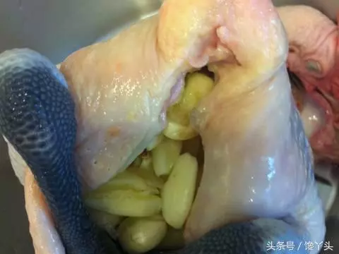 電鍋版清蒸蒜頭雞,做法簡單,湯汁淋到米飯上超入味,上桌就搶光!