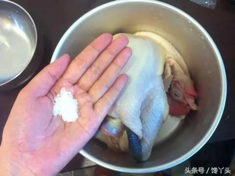 電鍋版清蒸蒜頭雞,做法簡單,湯汁淋到米飯上超入味,上桌就搶光!