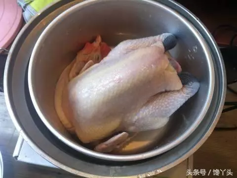 電鍋版清蒸蒜頭雞,做法簡單,湯汁淋到米飯上超入味,上桌就搶光!