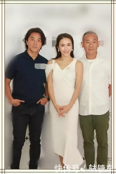 46歲朱茵穿吊帶裙撞上47黎姿,終於見識了保養和不保養的差距!