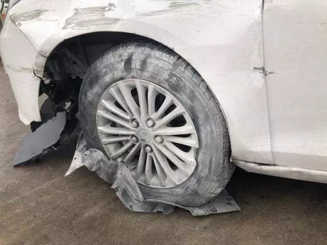 時速120突然爆胎?建議:千萬別踩剎車,牢記這四點安全停下車