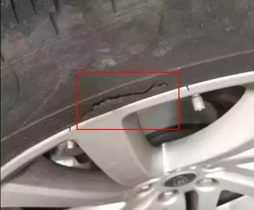 時速120突然爆胎?建議:千萬別踩剎車,牢記這四點安全停下車