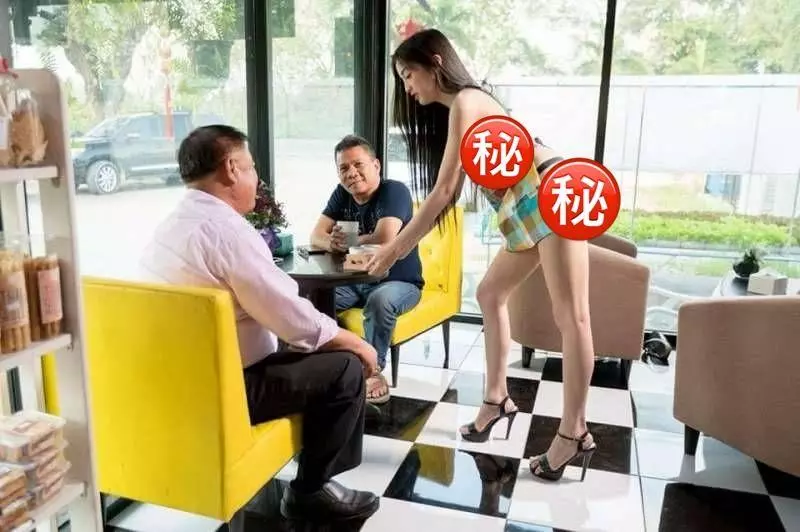 【組圖】咖啡店搞噱頭, 女侍應不穿內衣,只穿圍裙,前凸後翹招攬男顧客 !