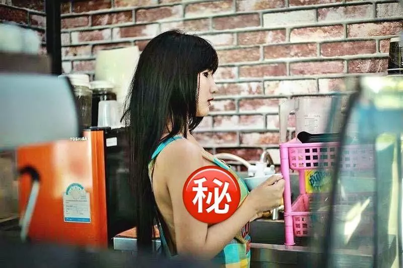 【組圖】咖啡店搞噱頭, 女侍應不穿內衣,只穿圍裙,前凸後翹招攬男顧客 !