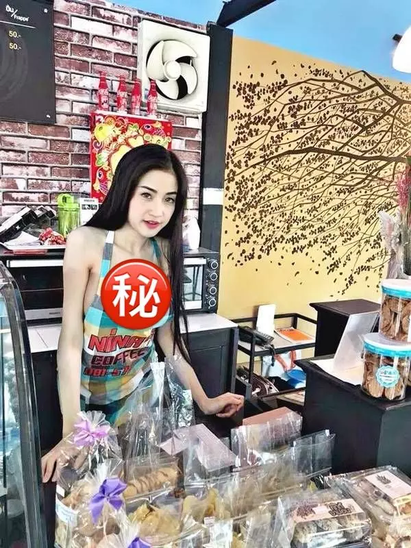 【組圖】咖啡店搞噱頭, 女侍應不穿內衣,只穿圍裙,前凸後翹招攬男顧客 !