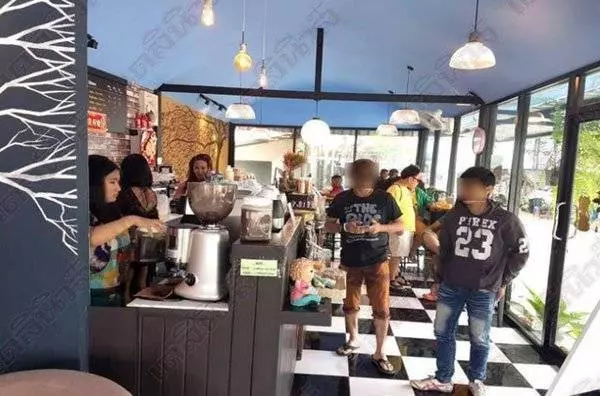 【組圖】咖啡店搞噱頭, 女侍應不穿內衣,只穿圍裙,前凸後翹招攬男顧客 !