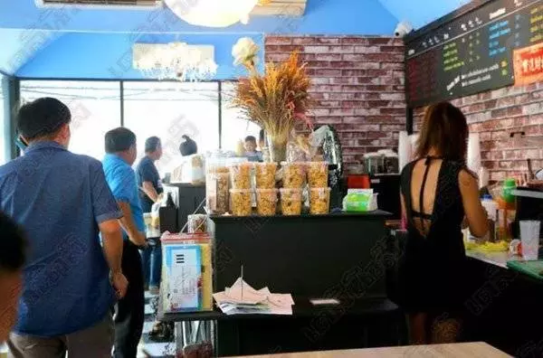 【組圖】咖啡店搞噱頭, 女侍應不穿內衣,只穿圍裙,前凸後翹招攬男顧客 !