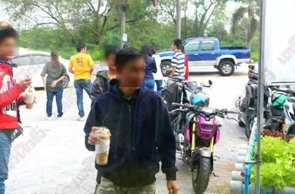 【組圖】咖啡店搞噱頭, 女侍應不穿內衣,只穿圍裙,前凸後翹招攬男顧客 !