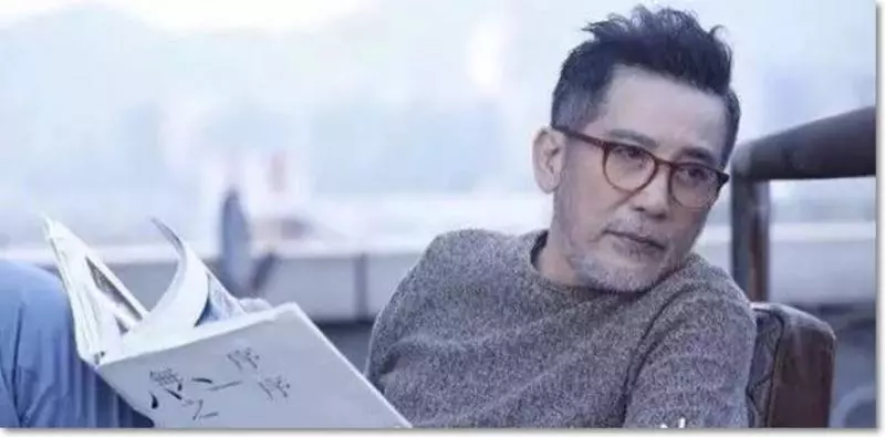秦漢機場被拍,71歲的他長成這樣!錯過林青霞後,居然到現在還單身一人!網友:這麼帥怎麼單身!
