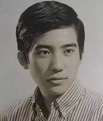 秦漢機場被拍,71歲的他長成這樣!錯過林青霞後,居然到現在還單身一人!網友:這麼帥怎麼單身!