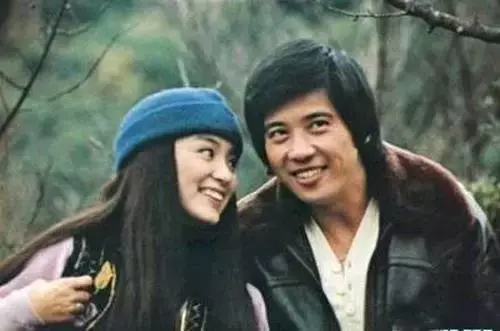 秦漢機場被拍,71歲的他長成這樣!錯過林青霞後,居然到現在還單身一人!網友:這麼帥怎麼單身!