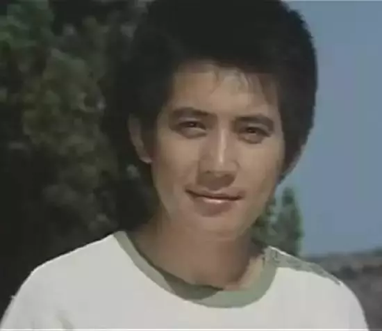 秦漢機場被拍,71歲的他長成這樣!錯過林青霞後,居然到現在還單身一人!網友:這麼帥怎麼單身!