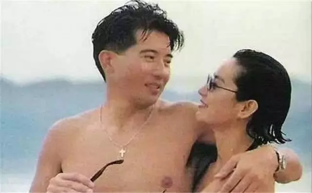 秦漢機場被拍,71歲的他長成這樣!錯過林青霞後,居然到現在還單身一人!網友:這麼帥怎麼單身!