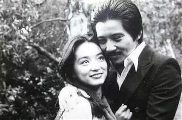 秦漢機場被拍,71歲的他長成這樣!錯過林青霞後,居然到現在還單身一人!網友:這麼帥怎麼單身!