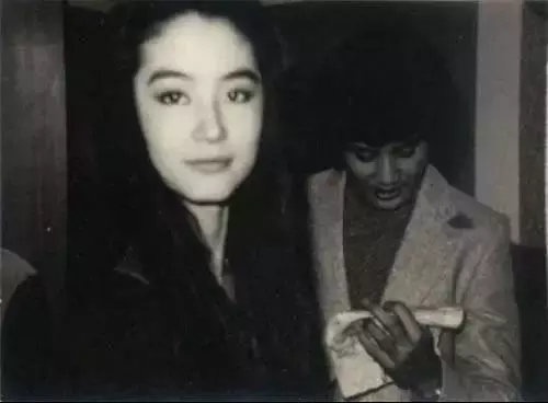 秦漢機場被拍,71歲的他長成這樣!錯過林青霞後,居然到現在還單身一人!網友:這麼帥怎麼單身!