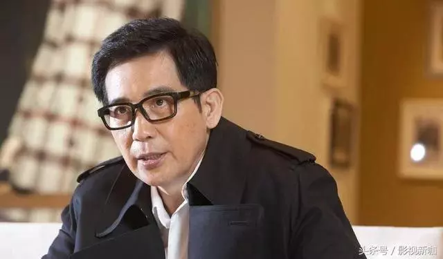 秦漢機場被拍,71歲的他長成這樣!錯過林青霞後,居然到現在還單身一人!網友:這麼帥怎麼單身!