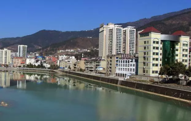 我母親今年56歲, 穿著簡單出席同學聚會 ,大夥都瞧不起她 結帳時可笑了