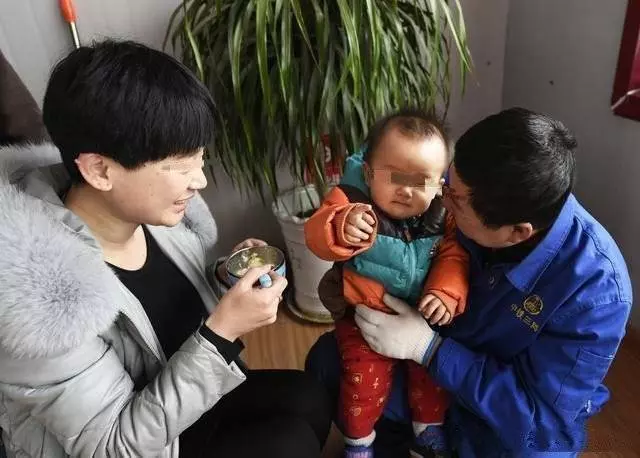 外孫生日我給200紅包,女婿嫌少還給我,到家一看我喜極而泣