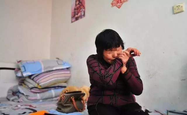 外孫生日我給200紅包,女婿嫌少還給我,到家一看我喜極而泣