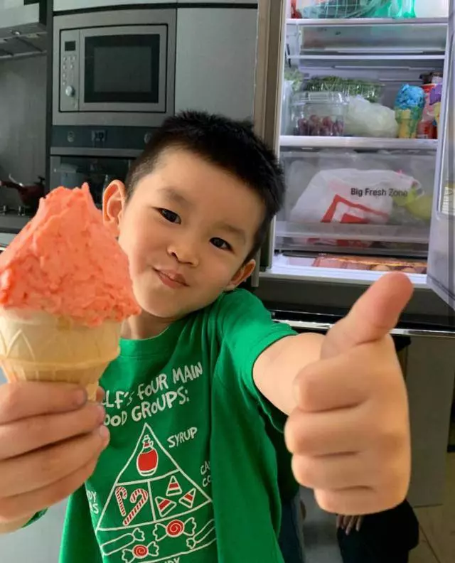 李銘順和兒子探班范文芳,zed緊緊抱著媽媽,洋溢著幸福的微笑