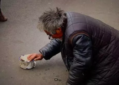 乞丐父親去公司找兒子,兒子裝不認識,公司老闆竟跑來叫了聲爸