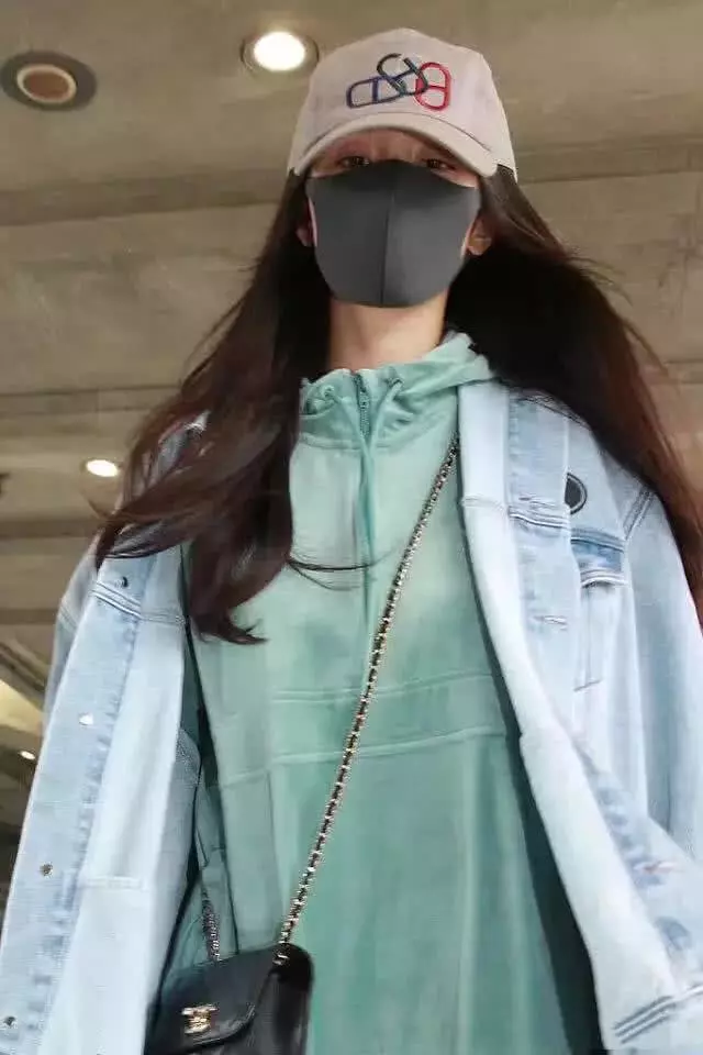 楊冪七天兩次返港,疑似與劉愷威爭奪撫養權,網友紛紛站票楊冪!