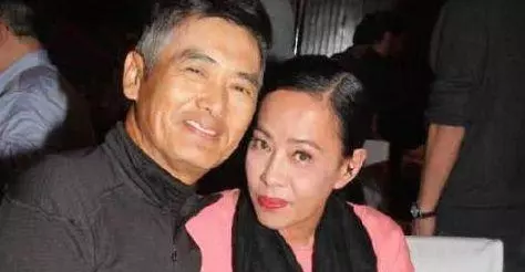 知名男演員,一生不讓二婚妻子生娃,但收養的女兒卻越來越像自己