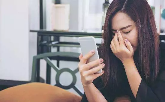 公婆幫帶女兒沒要一分生活費,進餐廳看到一人,眼眶紅了