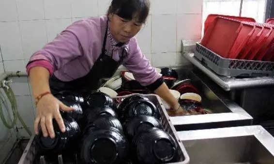 公婆幫帶女兒沒要一分生活費,進餐廳看到一人,眼眶紅了
